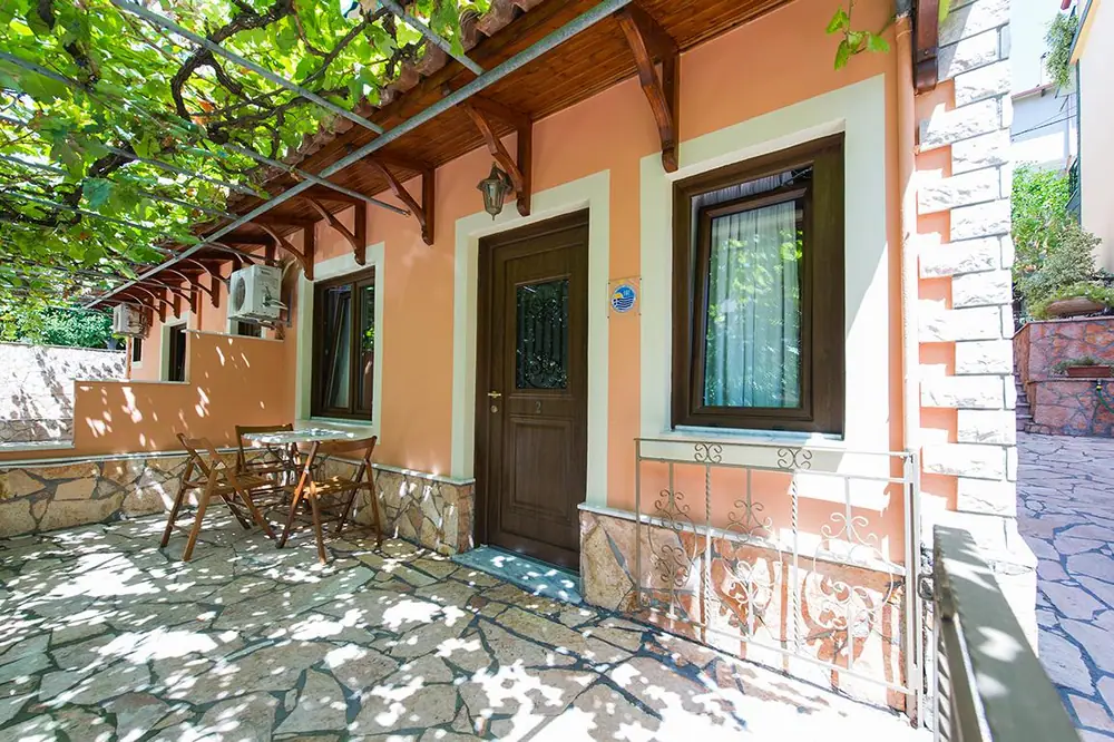 App. Akis House
