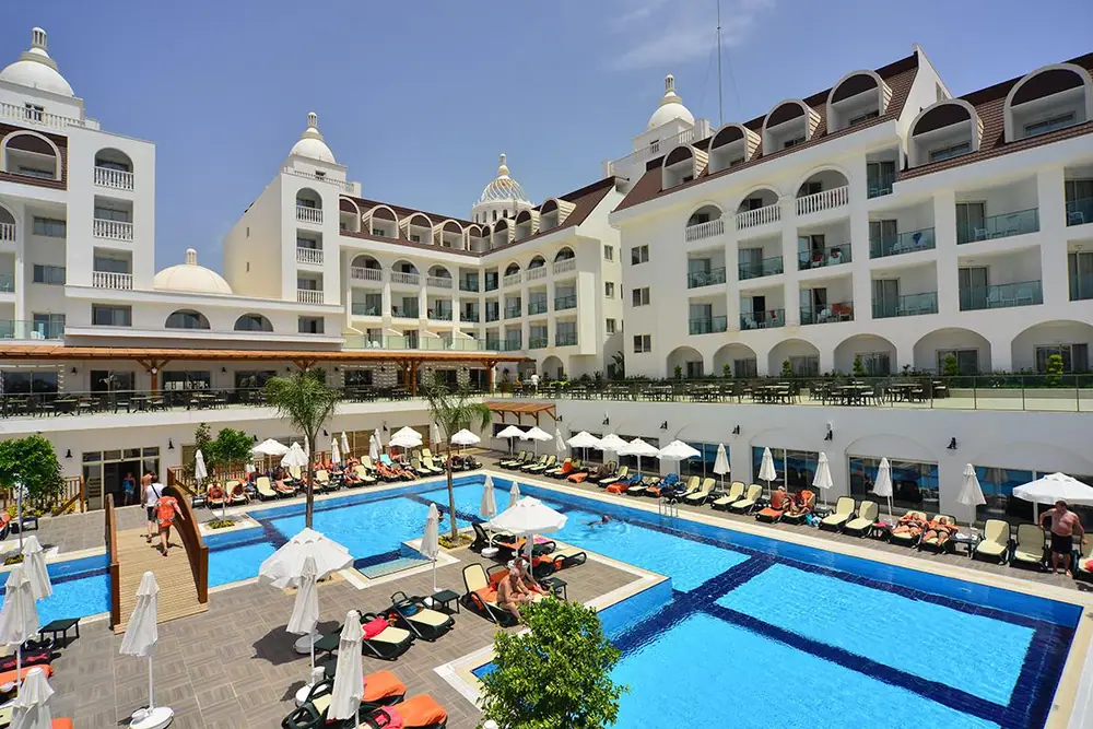 Hotel Side Crown Serenity